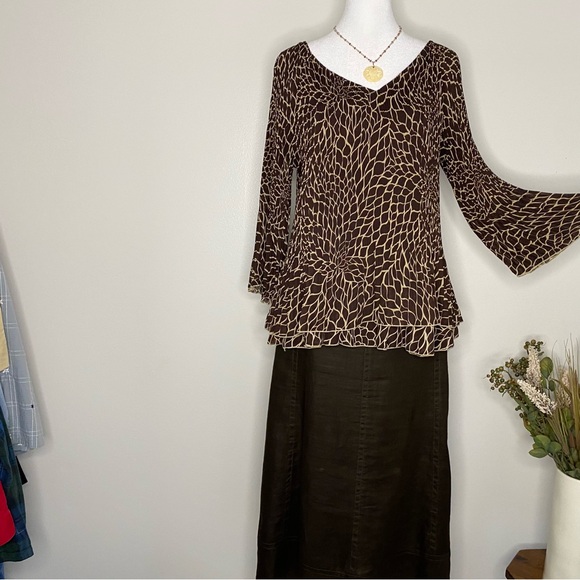 Braown and Tan abstract pattern tiered blouse - Picture 4 of 6